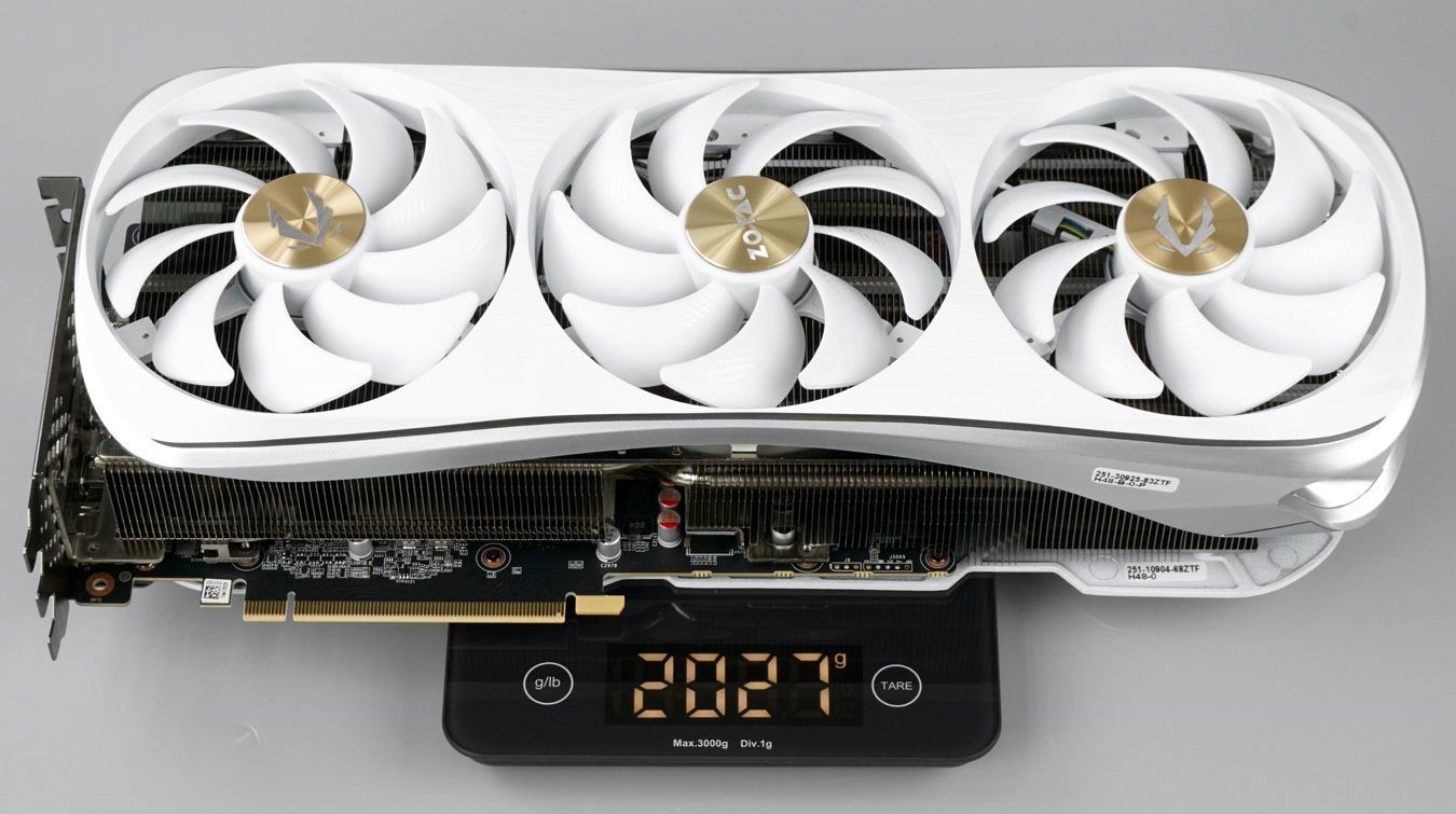 極速散熱• 純白• 超安心ZOTAC GAMING GeForce RTX 4090 AMP Extreme