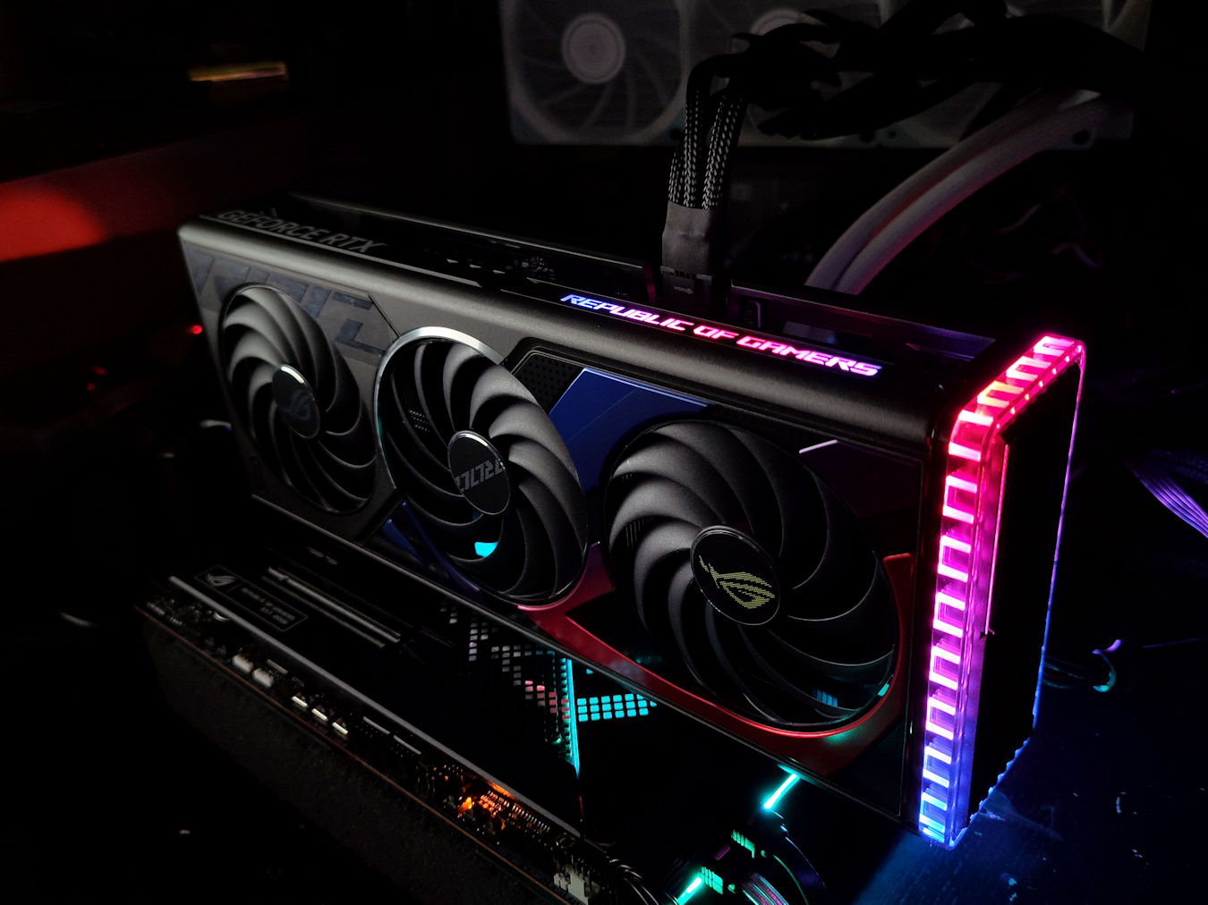 加入 MaxContact 鏡面技術 ASUS ROG Strix