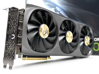 12VHPWR 供電 !! 240W MAX ZOTAC GAMING GeForce RTX 4070 AMP AIRO