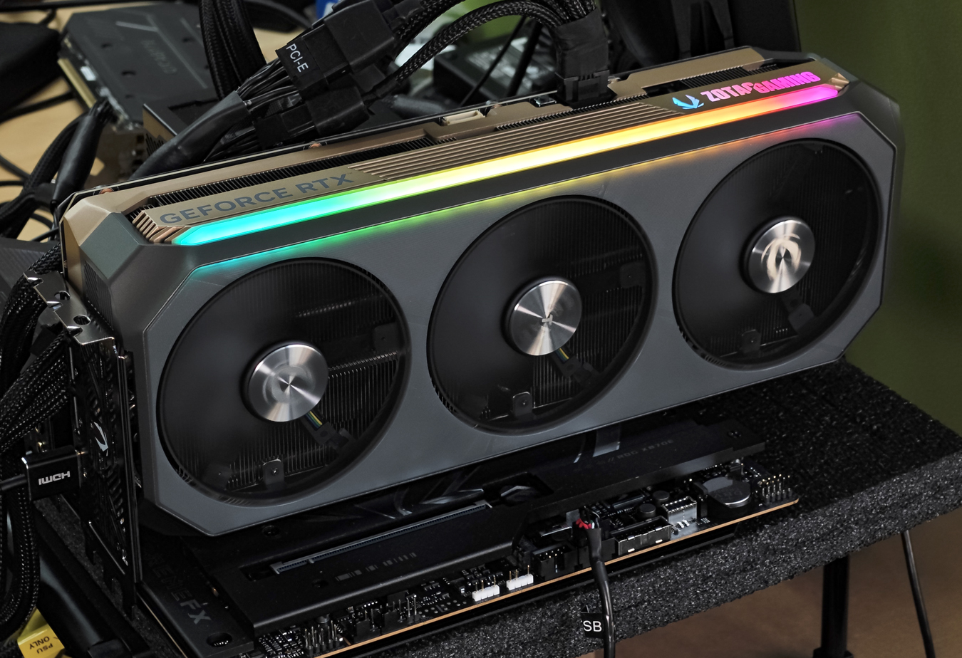 加入 Power Safety Light 功能 !! ZOTAC GAMING GeForce RTX 5080 AMP Extreme ...