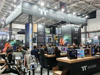 五彩機箱、MINECUBE 四屏水冷、2000W 電源器 Thermaltake Computex 2025 展出多款新品 五彩機箱、MINECUBE 四屏水冷、2000W 電源器 Thermaltake Computex 2025 展出多款新品