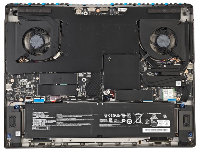 MSI Titan 18 HX AI A2XW 電競筆電
