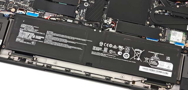 MSI Titan 18 HX AI A2XW 電競筆電