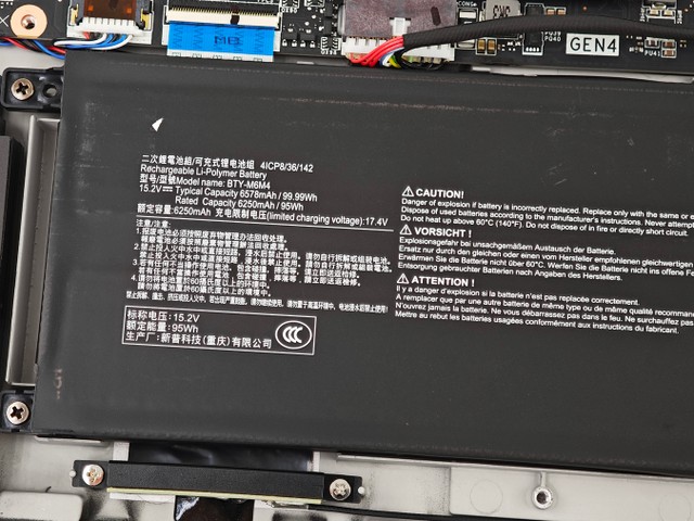 MSI Titan 18 HX AI A2XW 電競筆電