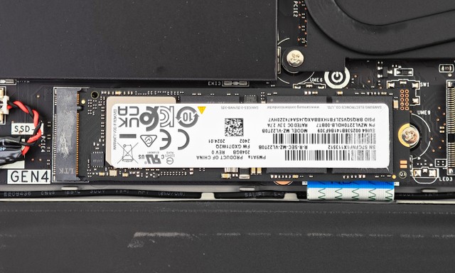 MSI Titan 18 HX AI A2XW 電競筆電