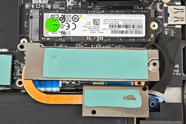MSI Titan 18 HX AI A2XW 電競筆電