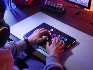 CORSAIR 進軍拳擊領域  發表 Novablade Pro 霍爾效應無搖桿格鬥控制器 