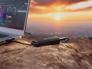 堅固耐用、適合旅行、出色的傳輸速度 CORSAIR EX300U、EX400U Survivor 儲存裝置