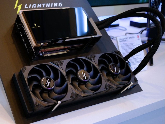 MSI GeForce RTX 5090 Lightning Z 8 吋顯示屏、Full Block 冷頭、雙