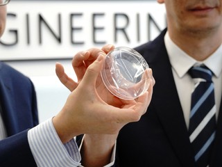 港大突破邊緣剝離技術 10秒量產超平坦柔性鑽石薄膜　成本降至千分之一