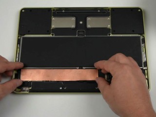 MacBook Neo 散熱真的有夠爛 只需加一塊銅片   遊戲性能升一倍