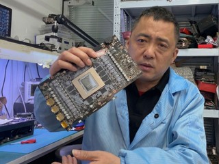 張哥維修無腳的 RTX 5090 D 粉絲 8 千人仔豪賭  竟然給張哥救回來