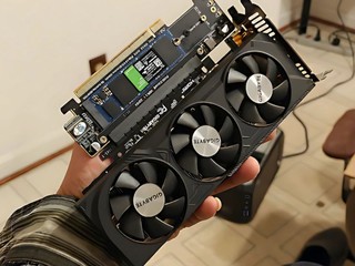 半高顯示卡專用 PCIe 轉接器 x8 + x4 + x4   額外支援多 2 隻 M.2 SSD