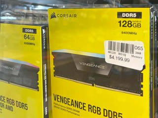 DDR5 128GB 售價 US$4,199 店內 RAM 貨架滿滿  真的那麼短缺嗎 ?