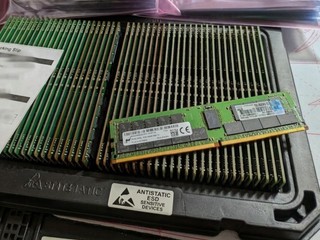 被廢棄的 72 條 DDR4 32GB 公司不要了帶回家   結果廢物變金條