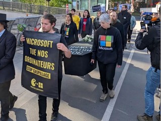 環保組織在 Microsoft 總部抗議 指控 Win10 停止支援 造成全球環境災難