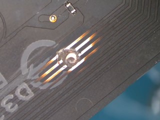玩家手多 !! 幫顯示卡換散熱膏 鎖螺絲太大力   直接刺穿 PCB 導致短路