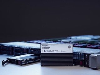 最高 14GB/s 連續讀取 最大 30.72TB 儲存容量 Kingston DC3000ME PCIe 5.0 NVMe U.2 SSD