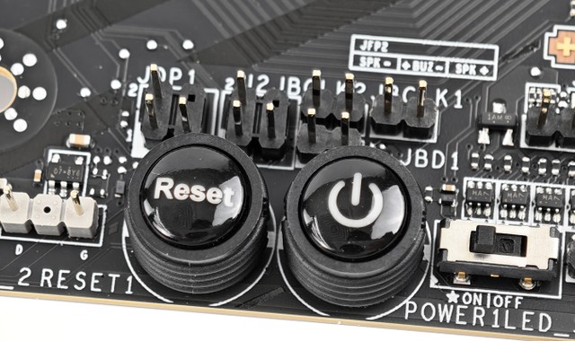 MSI MPG X870E CARBON MAX WIFI 主機