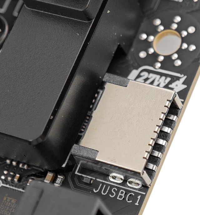 MSI MPG X870E CARBON MAX WIFI 主機