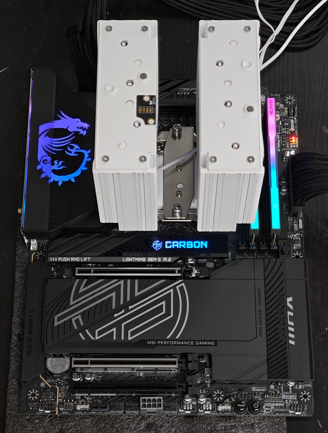 MSI MPG X870E CARBON MAX WIFI 主機
