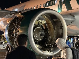 美國客機起飛時撞到行人起火 機師急煞引擎瞬間起火   釀 1 死 12 傷