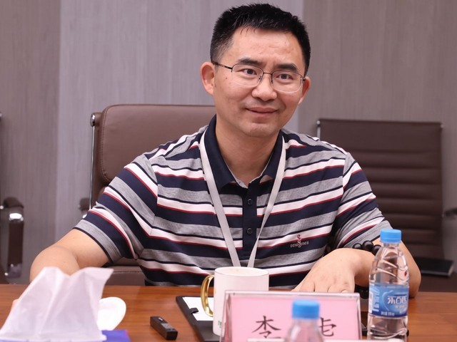 深圳夫妻神預判 囤積記憶體晶片 首季淨利飆升 50 倍 身家激增 320 億