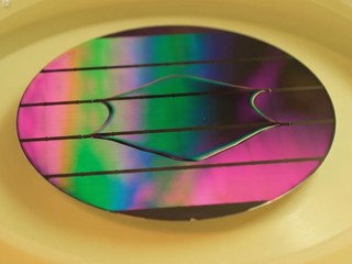 中國成功研發「奈米壓印」技術 無需 ASML 光刻機設備  生產成本省 90%