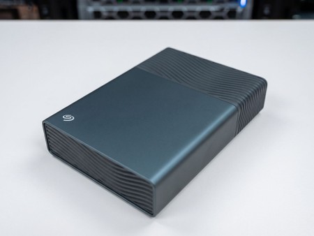 單一 USB-C 接口  整合傳輸與供電 Seagate One Touch 桌面外置硬碟機