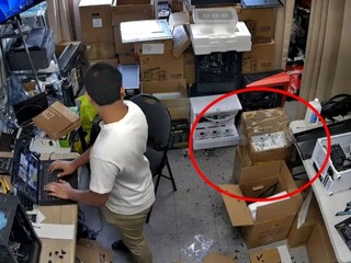 機箱強化玻璃無外力突然自爆 紙箱上靜置 40 分鐘   過程被全拍下