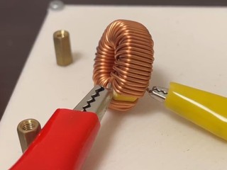 日本大學生利用精密電路控制 成功讓「電感線圈」播放電子音樂