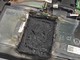 Notebook 鋰電池異常發熱起火 機身熔毀變形   底殼被燒穿一個大洞