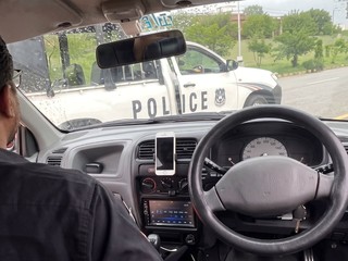 巴基斯坦工程師示範「AI 無人駕駛」 網路斷線 AI 失控直撞警車  影片被瘋傳