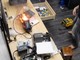廉價 750W 電源送修店家測試 通電僅一秒   PSU 隨即爆炸並躥出火苗